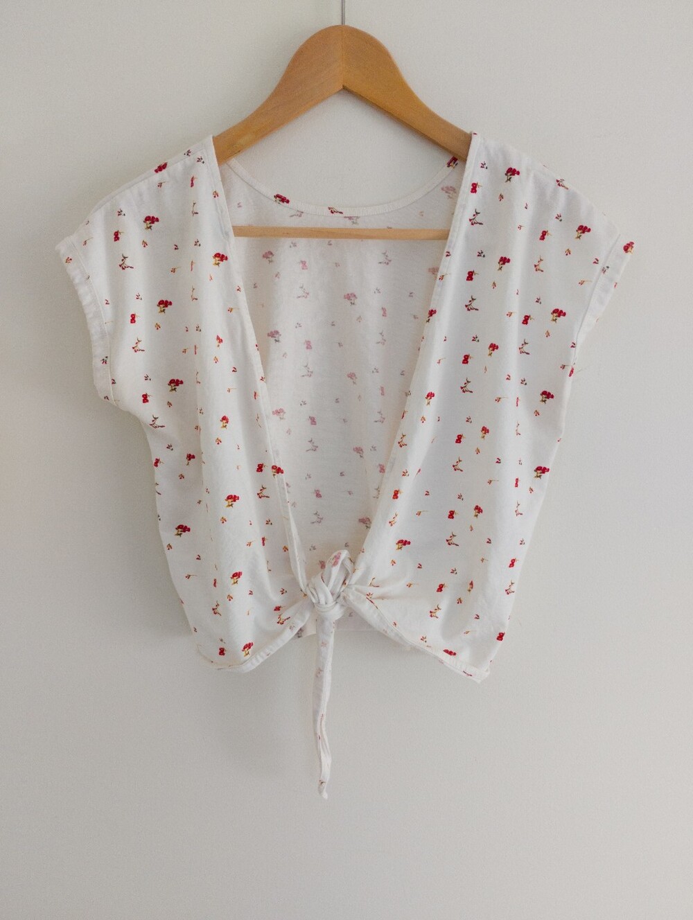 Wilfred Aritzia The Tie-Front Crop Blouse 100% Cotton White Red Floral Top